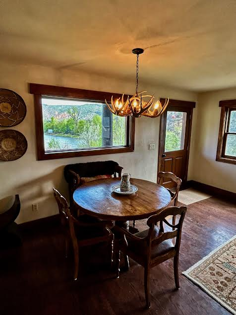 Peaceful mountain escape overlooking the roaring fork river with world class fly fishing and skiing!
