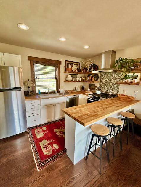 Peaceful mountain escape overlooking the roaring fork river with world class fly fishing and skiing!