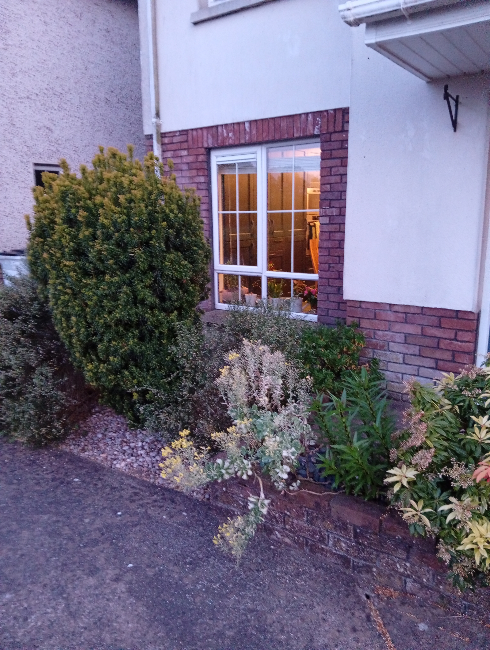 3 bedroom house in a great location near city centre and all amenities including beach and mountains