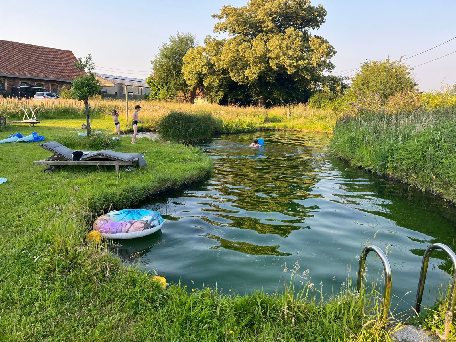 Ruim ecohuis met 2,5 hectare wilde tuin met zwemvijver en vatsauna