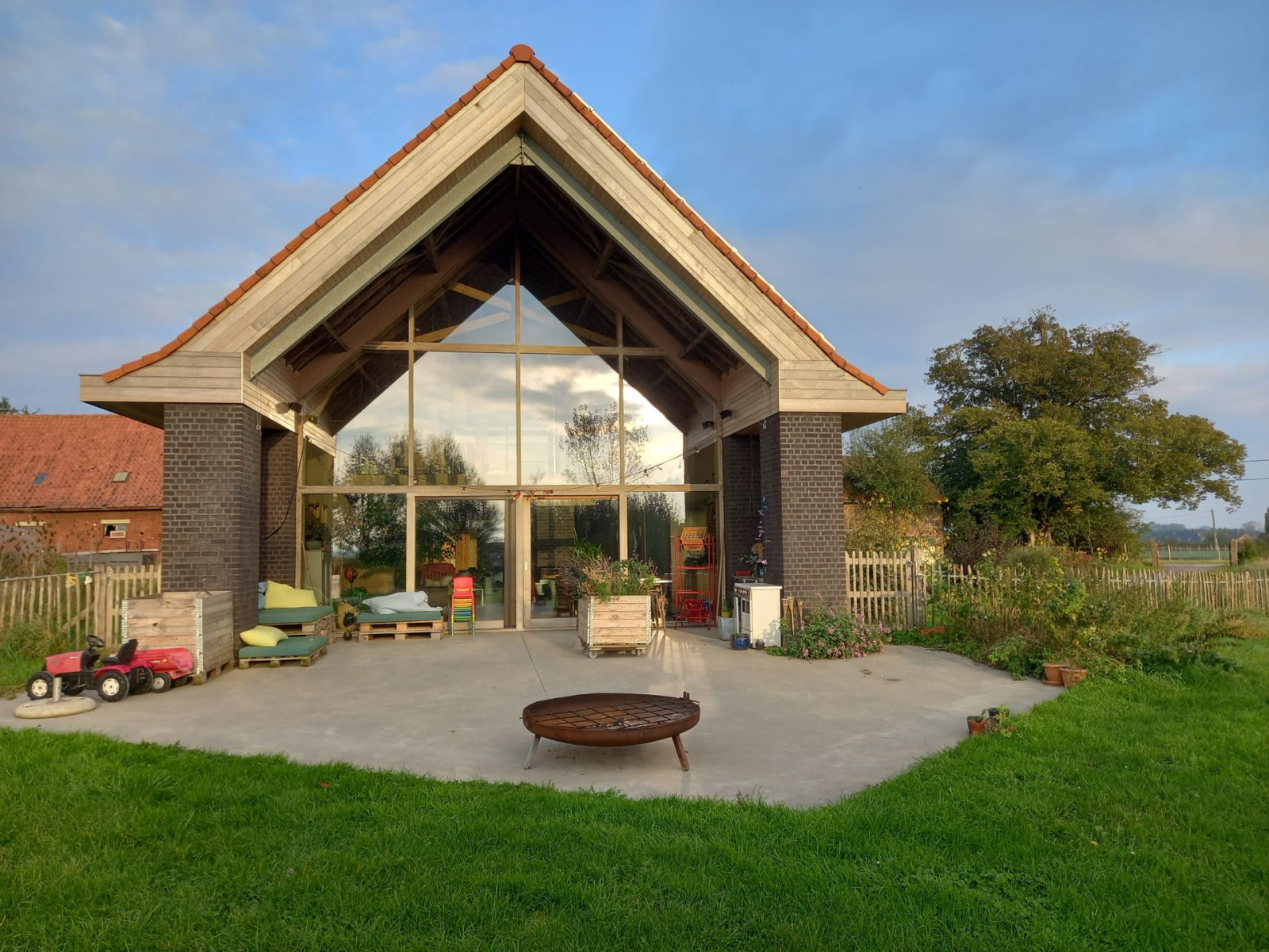 Ruim ecohuis met 2,5 hectare wilde tuin met zwemvijver en vatsauna