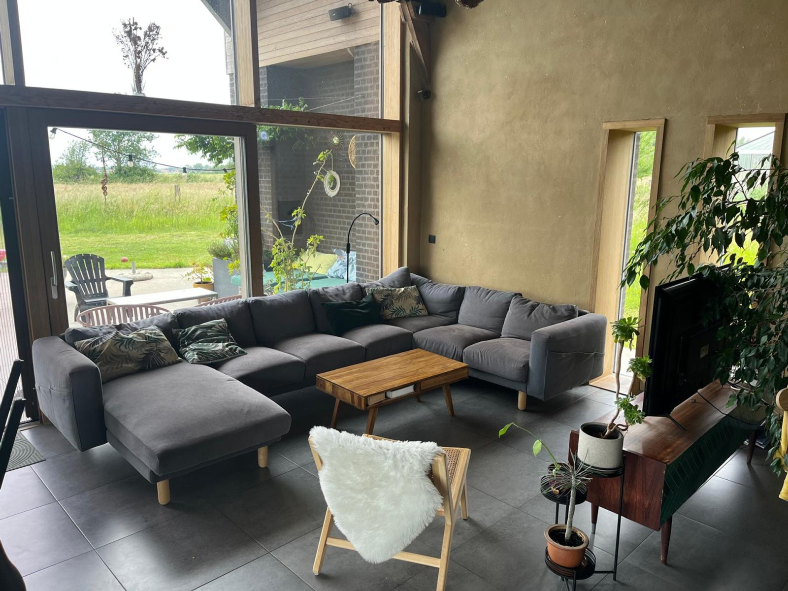 Ruim ecohuis met 2,5 hectare wilde tuin met zwemvijver en vatsauna