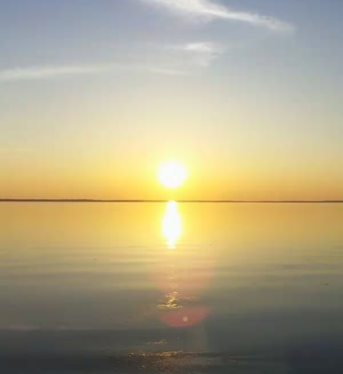 Charmantes Seehaus am Black Lake mit atemberaubenden Sonnenuntergängen.