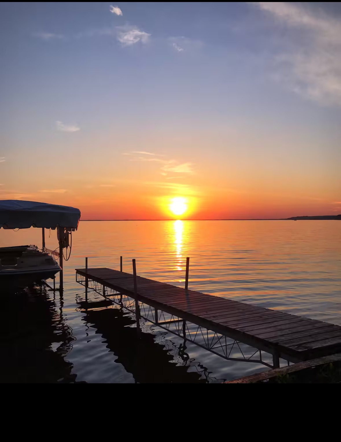Charmantes Seehaus am Black Lake mit atemberaubenden Sonnenuntergängen.