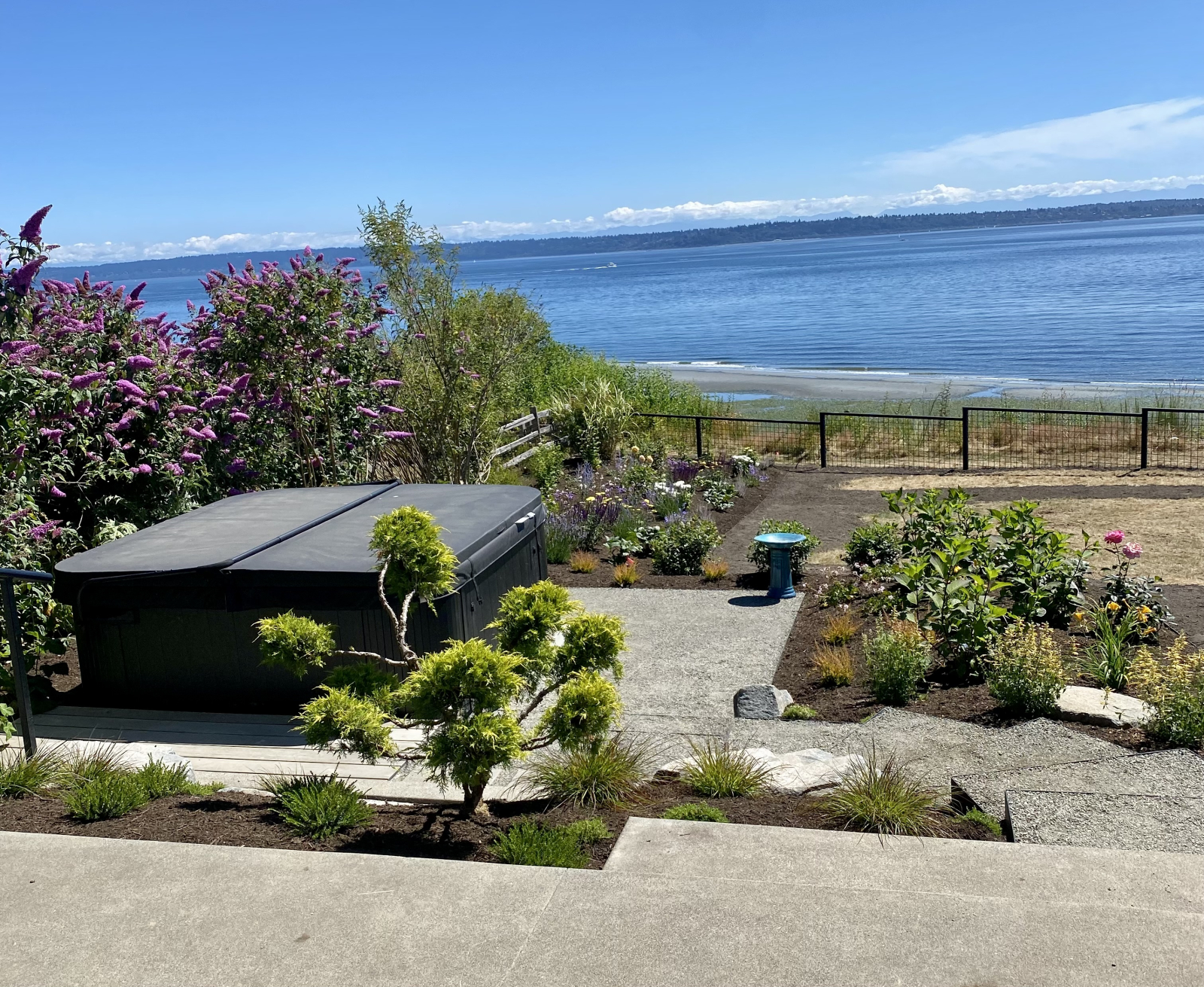 Nieuw huis met uitzicht op het water van Puget Sound en het centrum van Seattle