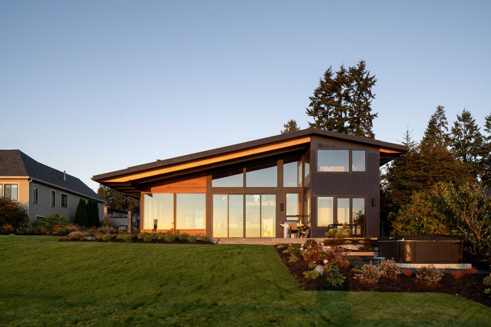 Nieuw huis met uitzicht op het water van Puget Sound en het centrum van Seattle