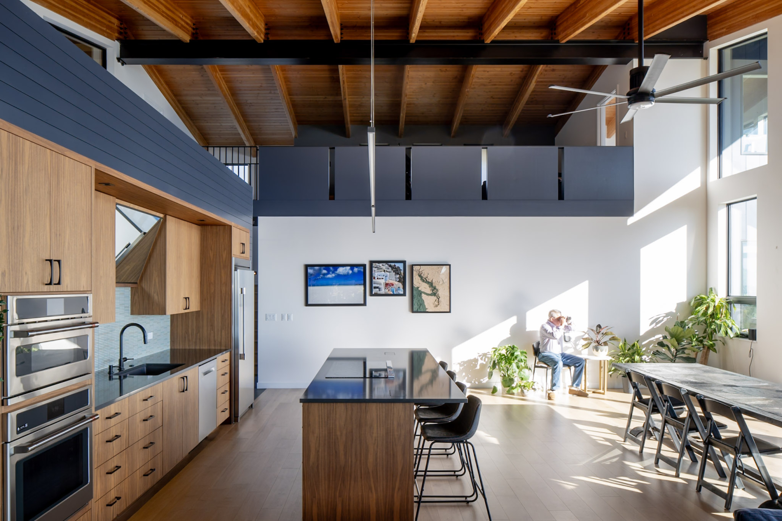 Nieuw huis met uitzicht op het water van Puget Sound en het centrum van Seattle