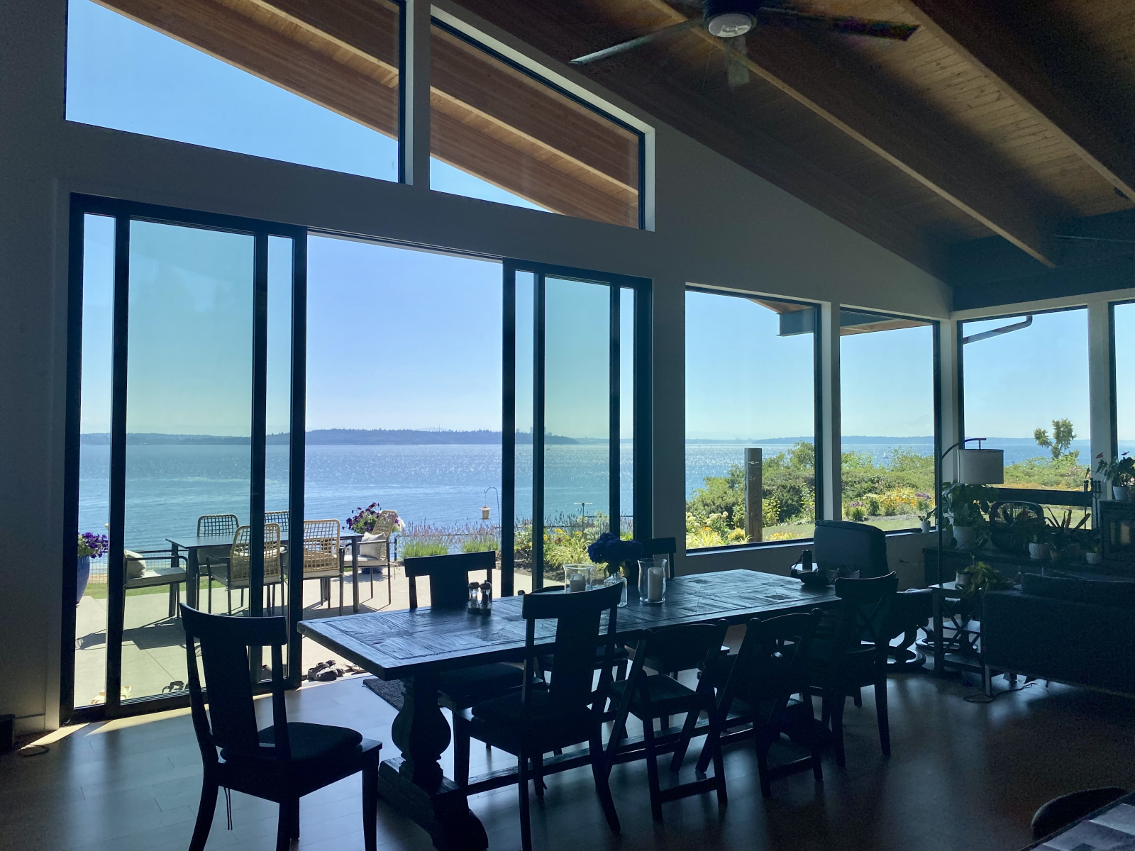 Nieuw huis met uitzicht op het water van Puget Sound en het centrum van Seattle