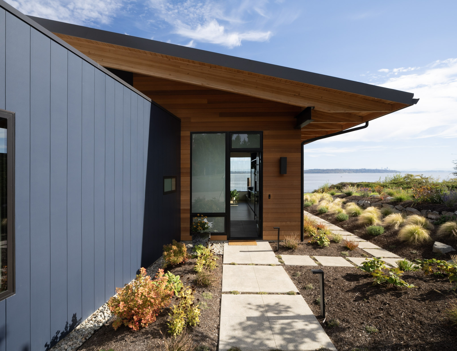 Nieuw huis met uitzicht op het water van Puget Sound en het centrum van Seattle