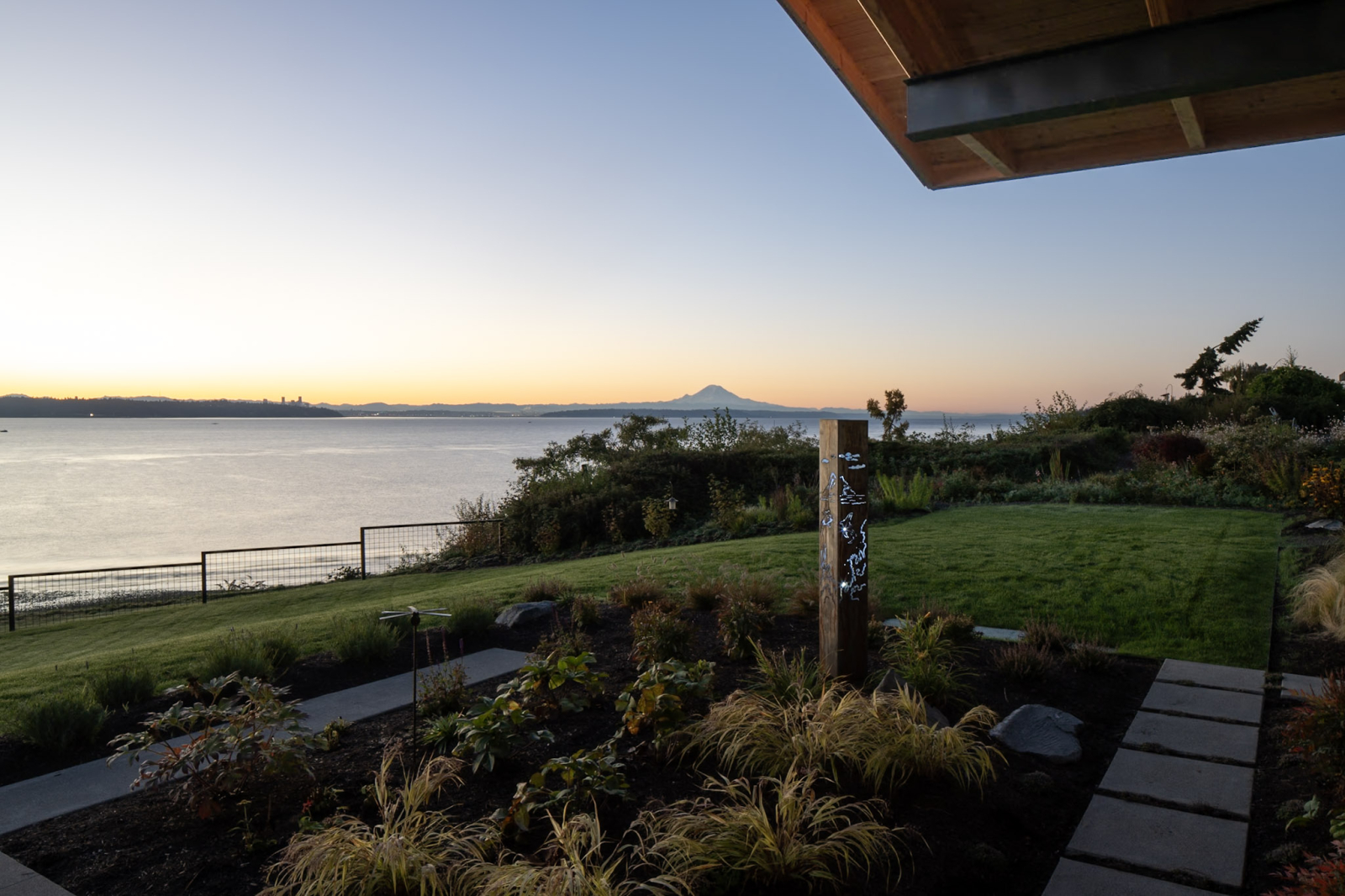 Nieuw huis met uitzicht op het water van Puget Sound en het centrum van Seattle