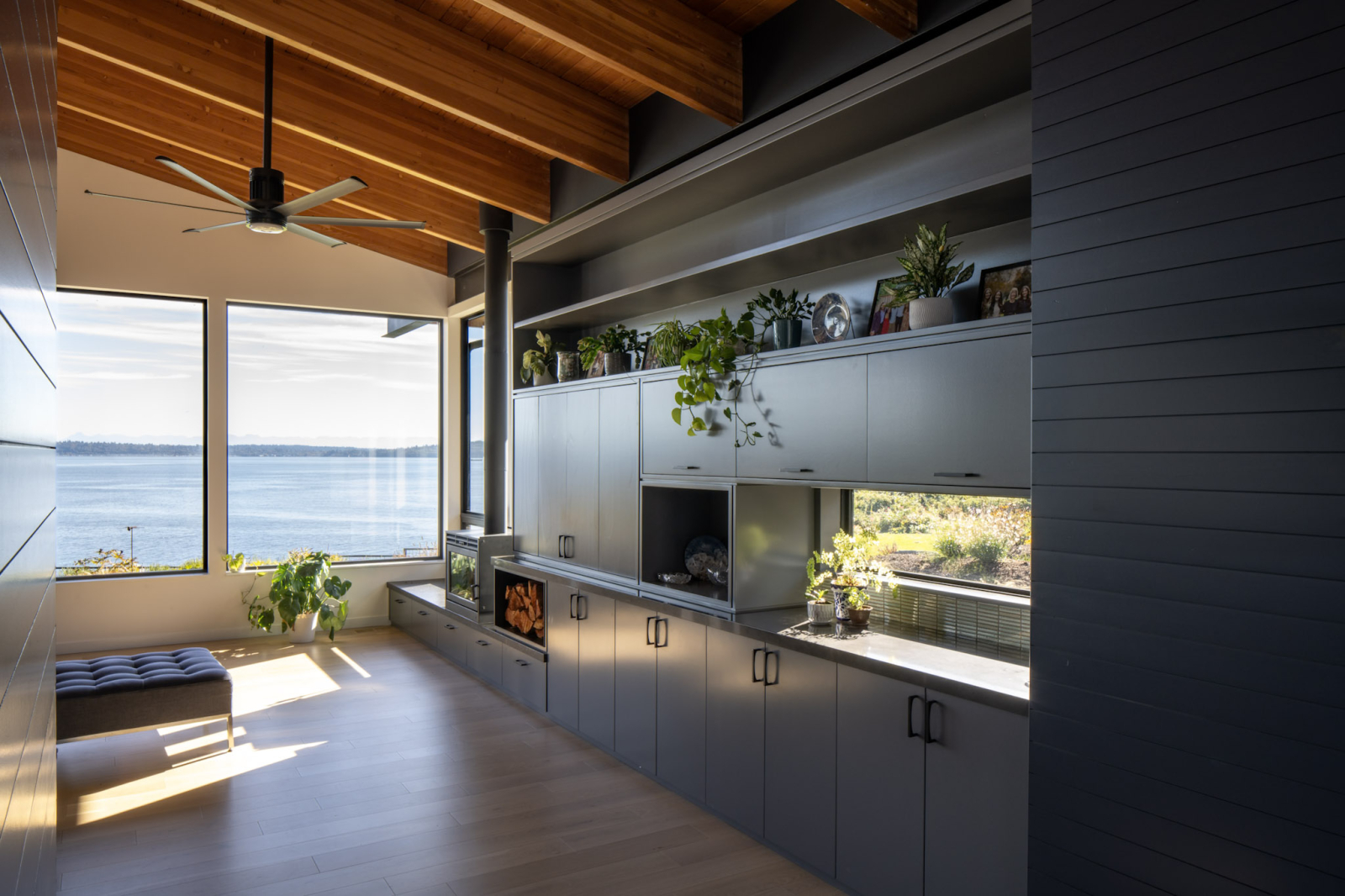 Nieuw huis met uitzicht op het water van Puget Sound en het centrum van Seattle