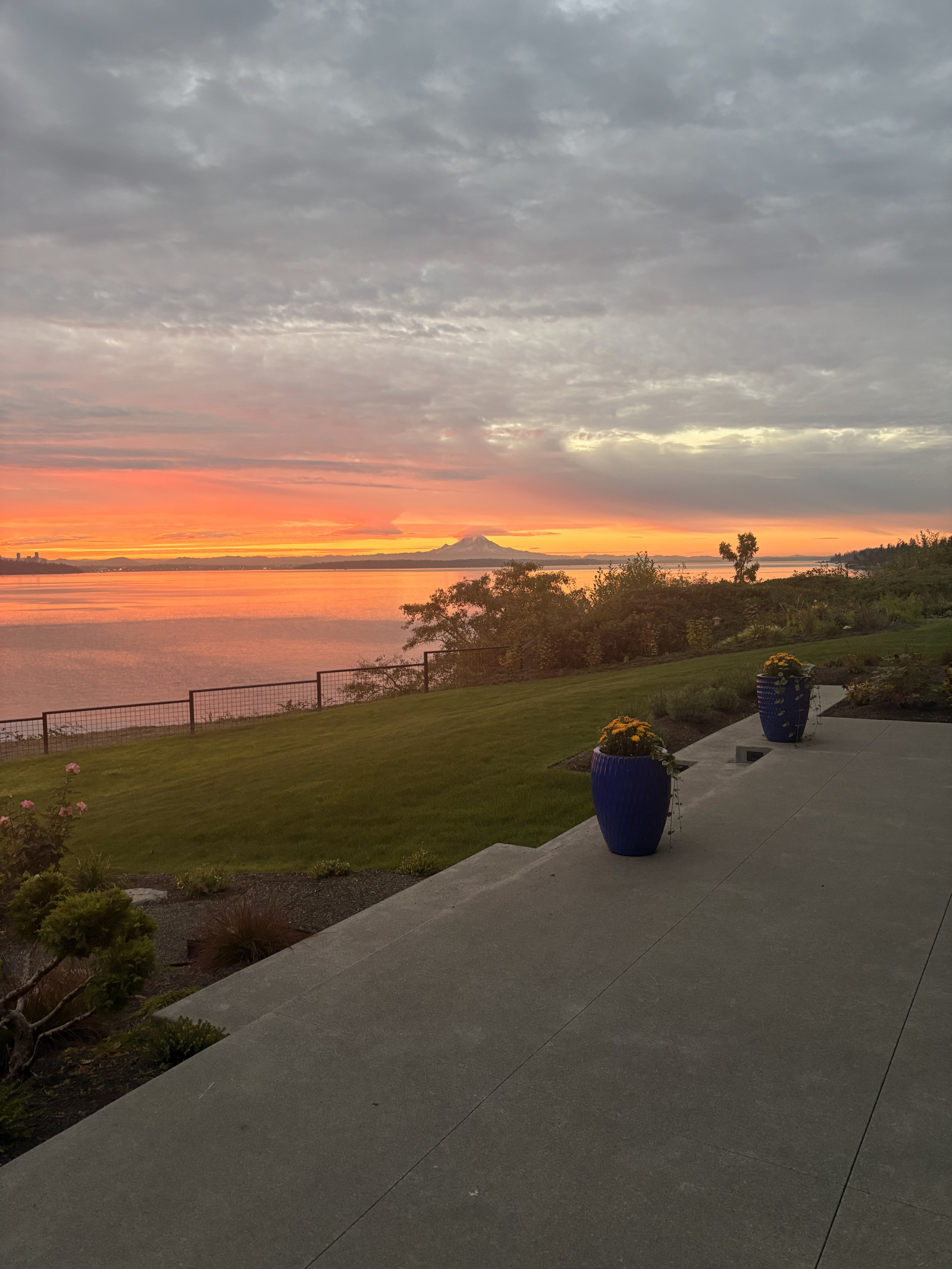 Nieuw huis met uitzicht op het water van Puget Sound en het centrum van Seattle
