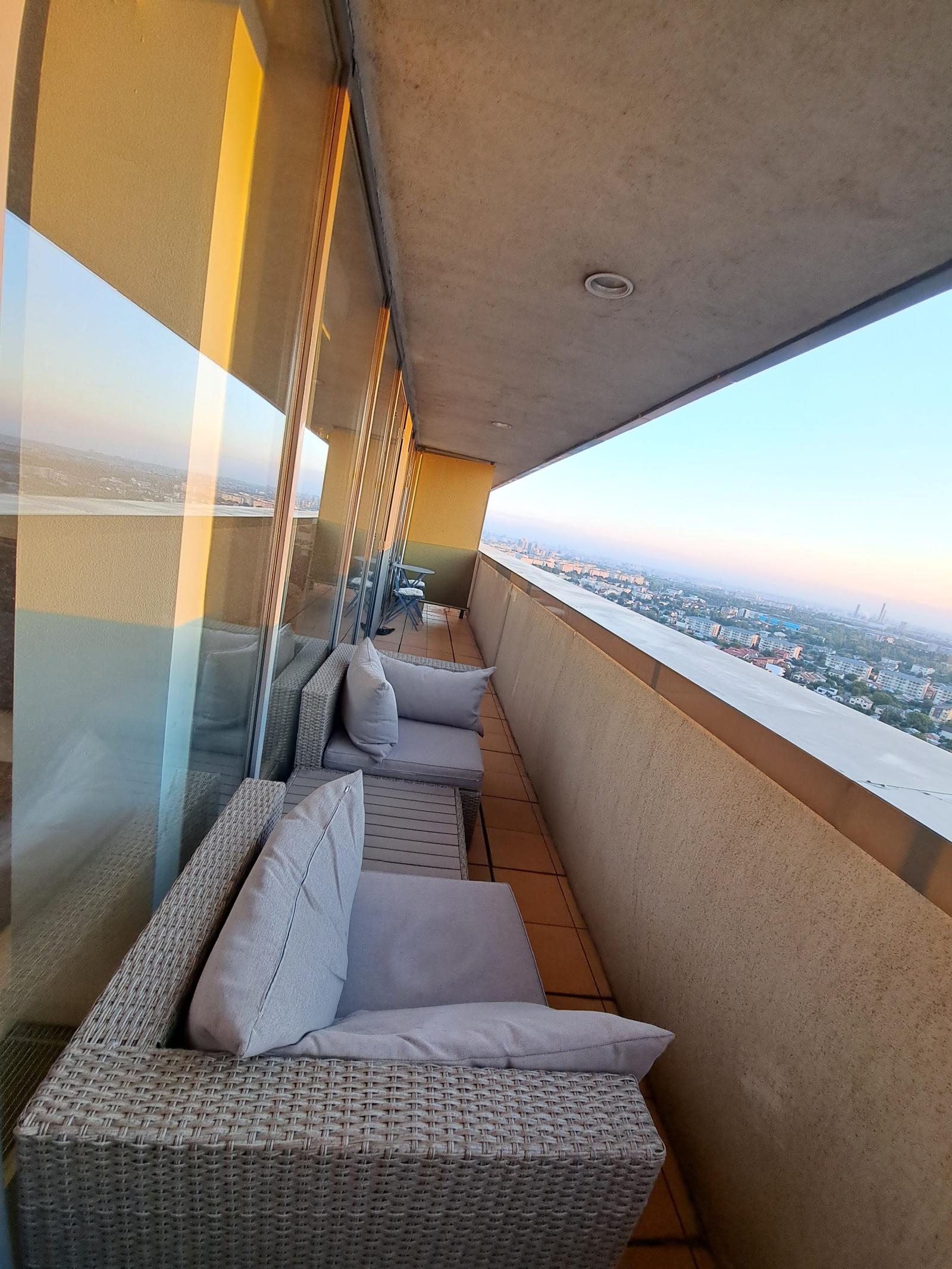 Alto no céu vistas deslumbrantes 2 duplex BDR na capital da Romênia