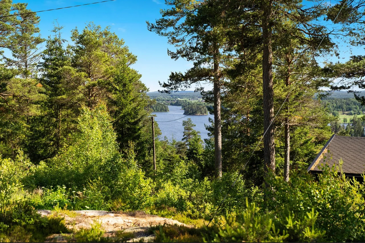 Cosy cottage in the nature, looking over a lake