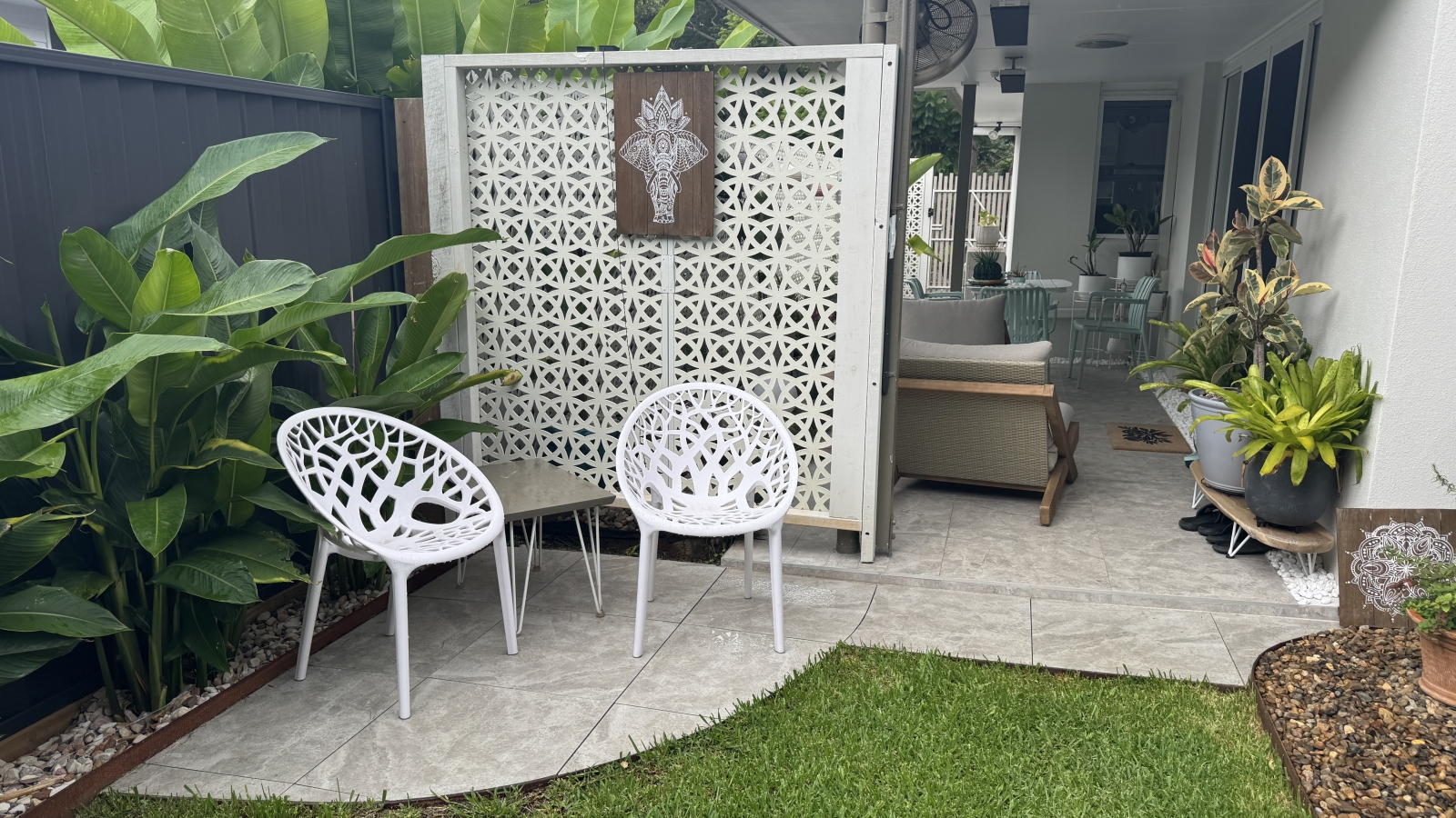 Maison contemporaine de trois chambres donnant sur une réserve de forêt tropicale