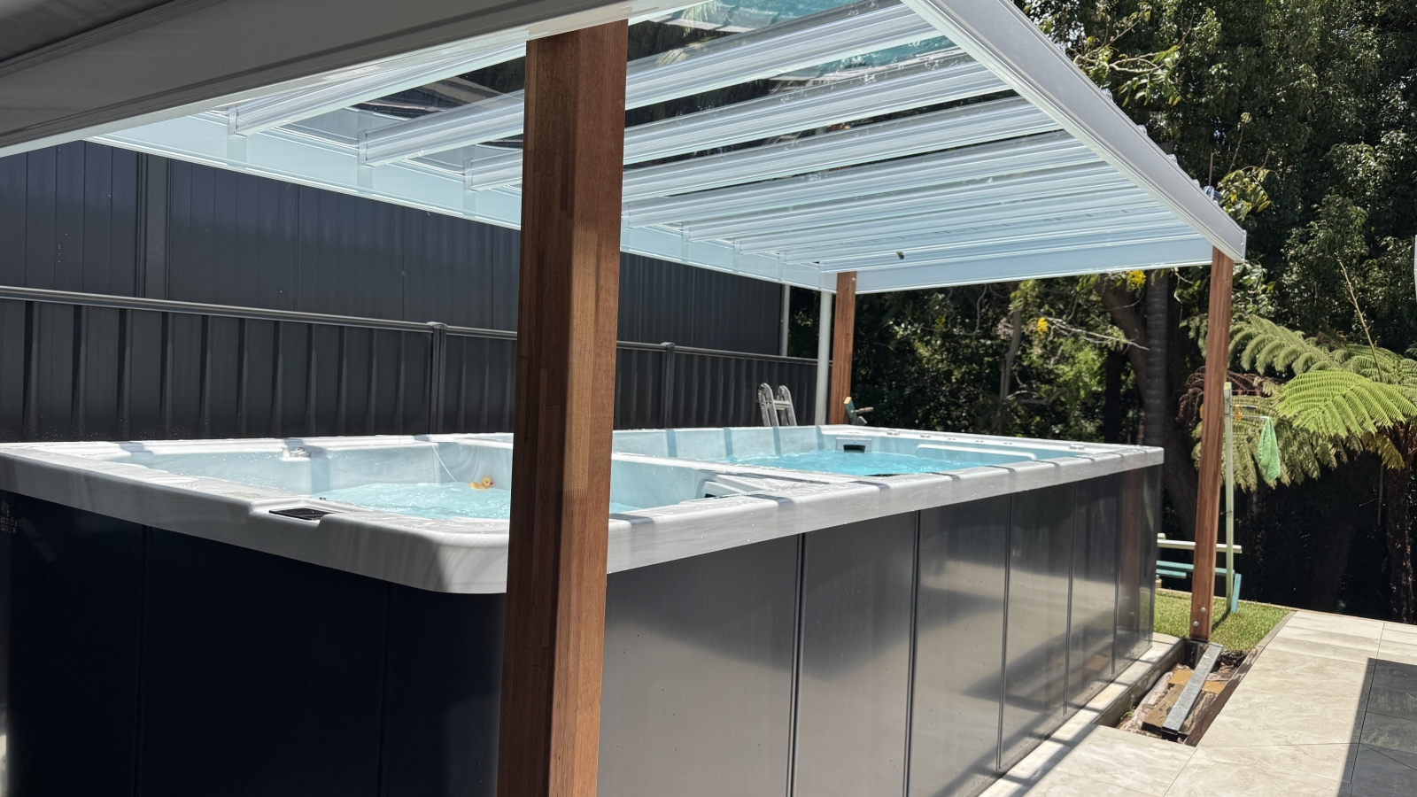 Maison contemporaine de trois chambres donnant sur une réserve de forêt tropicale