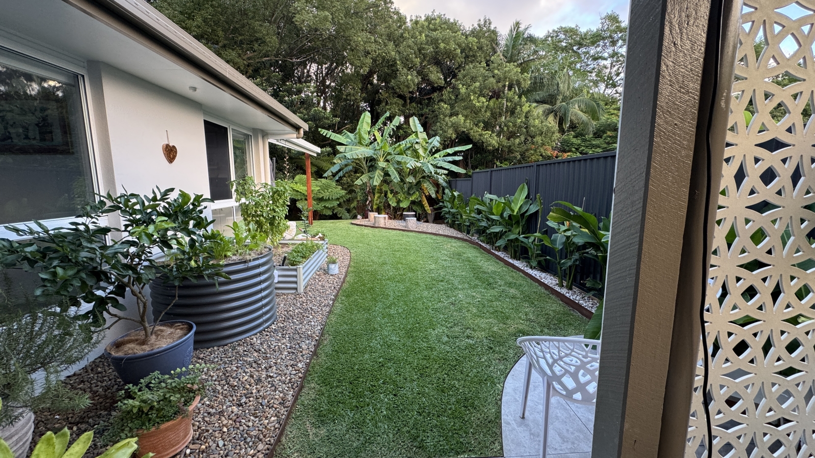 Maison contemporaine de trois chambres donnant sur une réserve de forêt tropicale