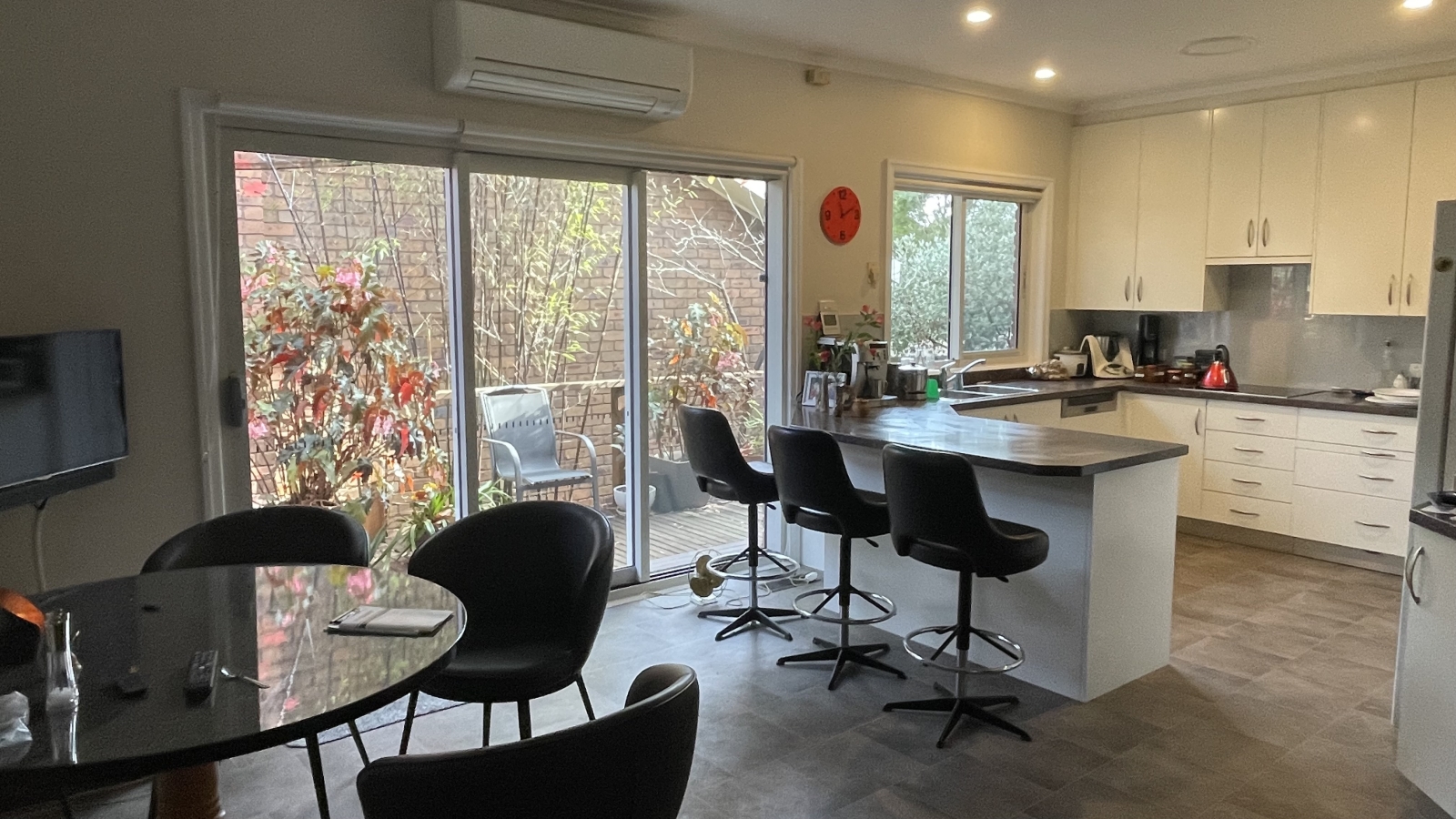 Family home in quiet leafy setting