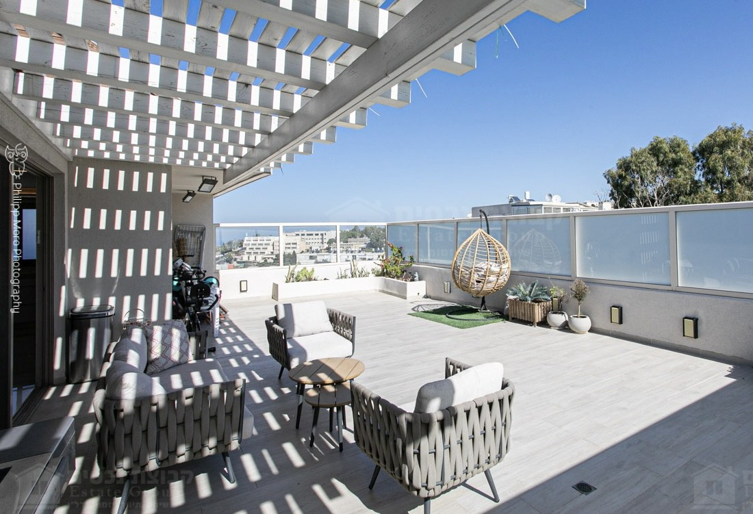 ¡Ático de lujo con vistas al océano y una enorme terraza para los amantes del sol y la puesta de sol!