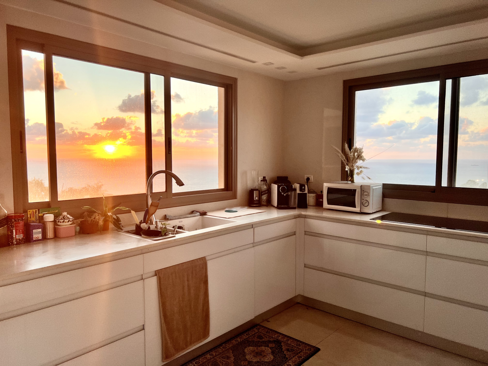 ¡Ático de lujo con vistas al océano y una enorme terraza para los amantes del sol y la puesta de sol!