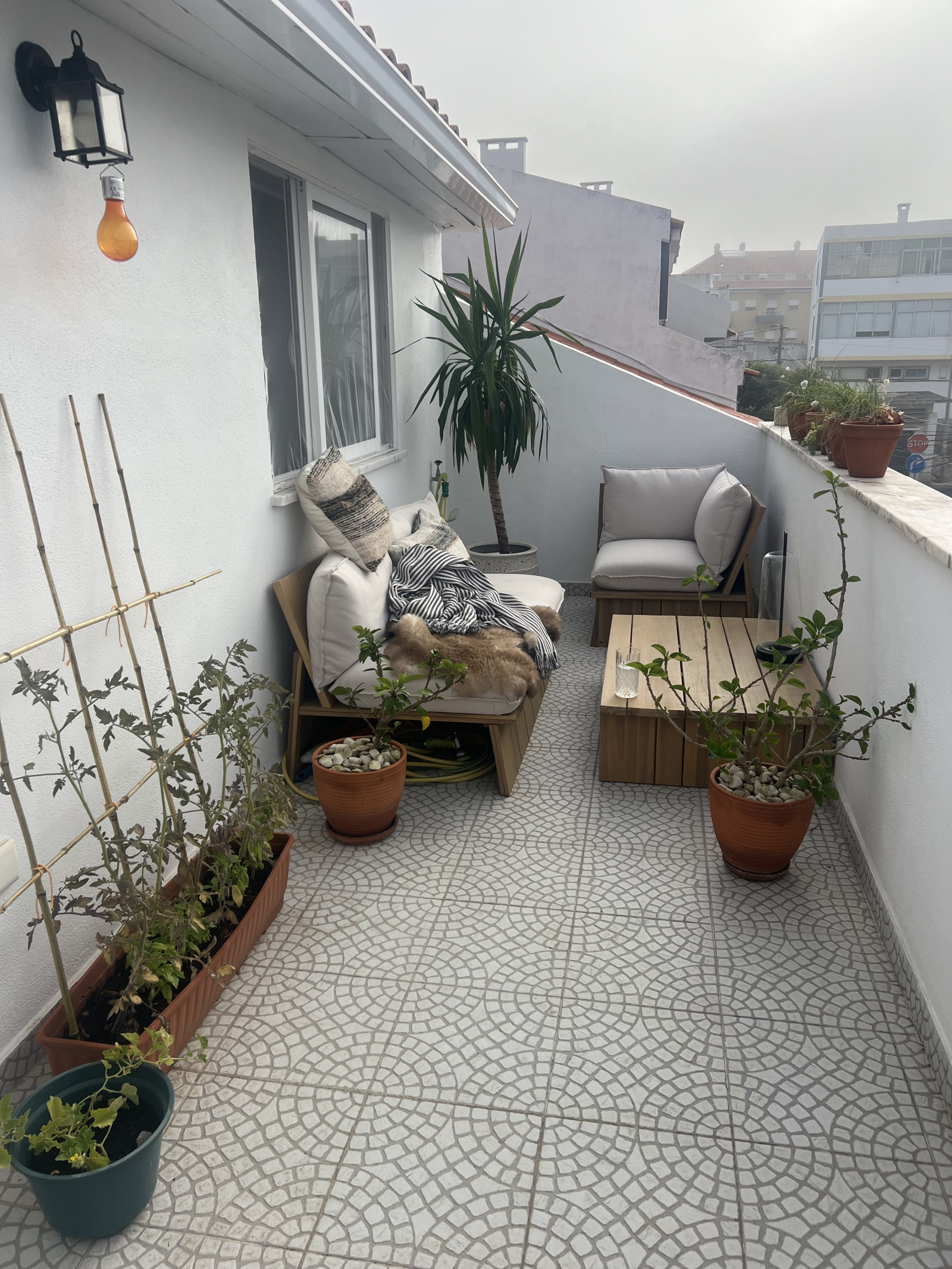 Encantador apartamento iluminado en Cascais con patio en el jardín del cielo