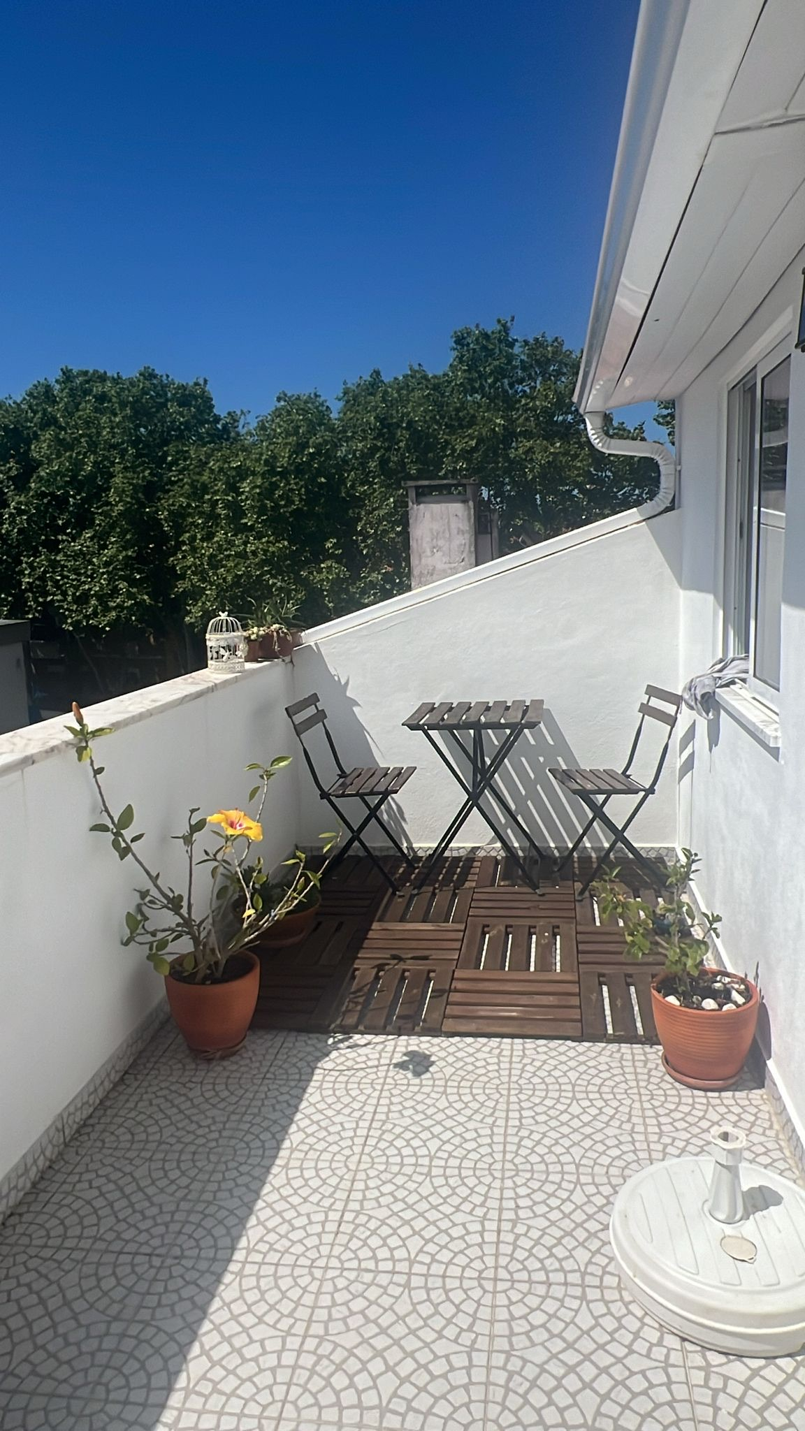 Encantador apartamento iluminado en Cascais con patio en el jardín del cielo