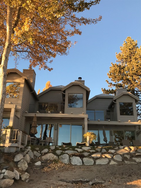 Perfetta fuga al lago Tahoe, proprio sulla spiaggia.