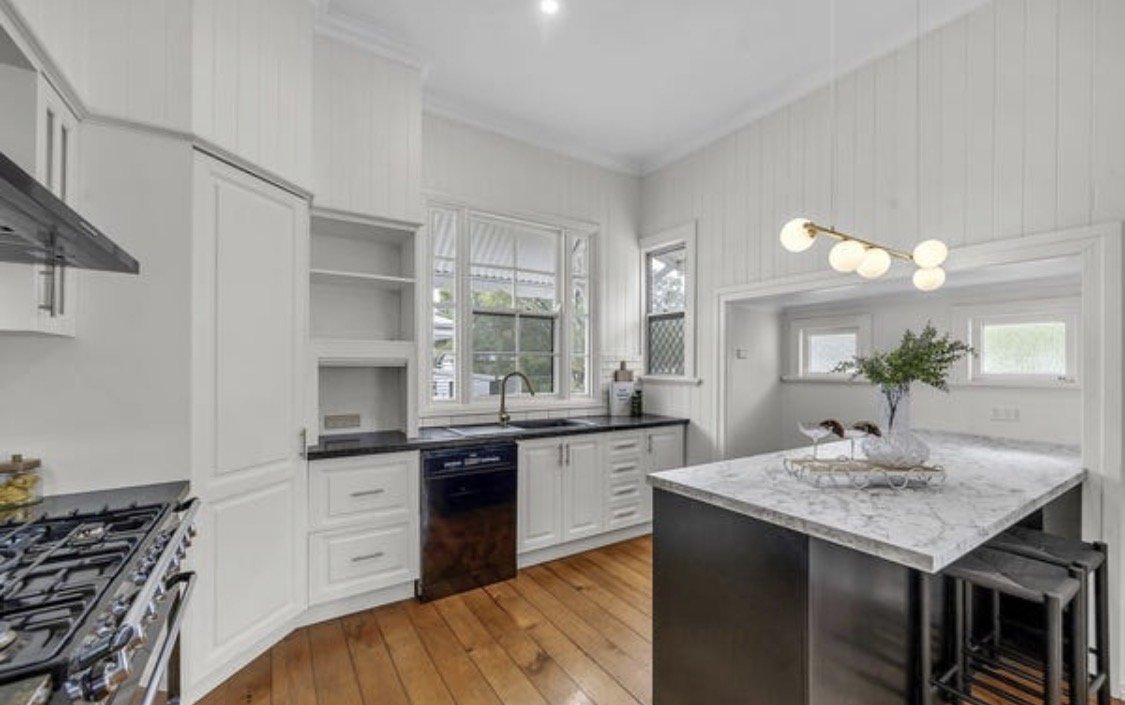Traditionele Queenslander! - gerenoveerd familiehuis in Ipswich - 3 minuten lopen naar de trein naar het centrum van Brisbane