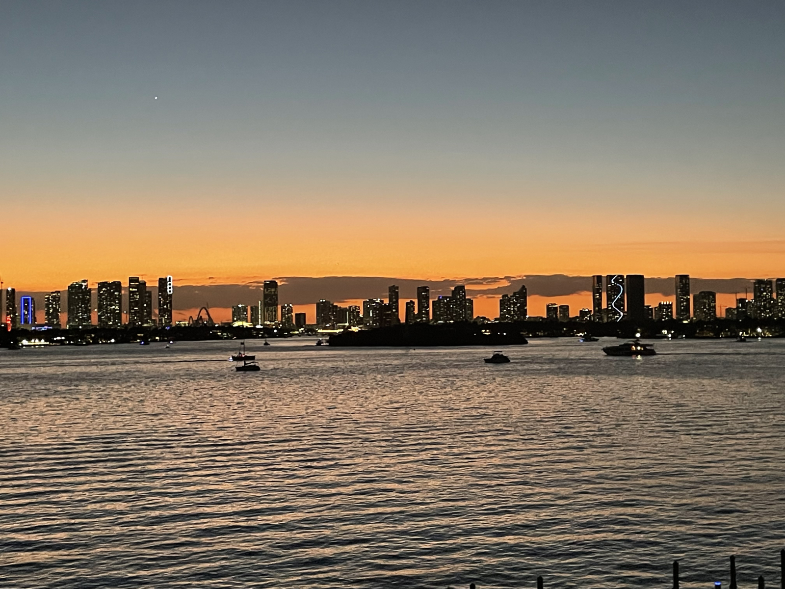 Studio nella zona più tranquilla di South Beach con vista sul tramonto su Miami e una piscina, vasca idromassaggio, palestra, ecc.