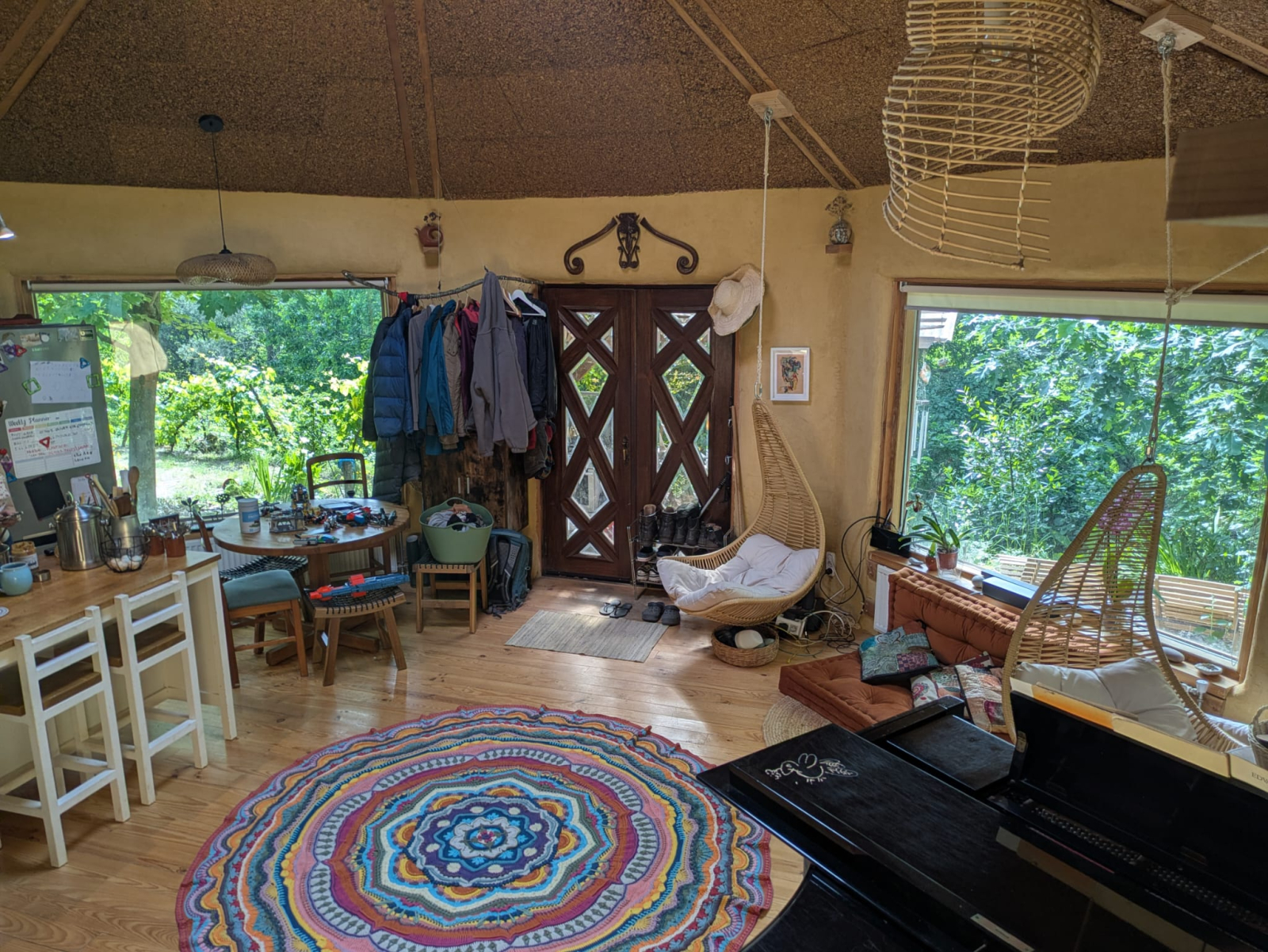 Eco-huis genesteld tussen de bomen