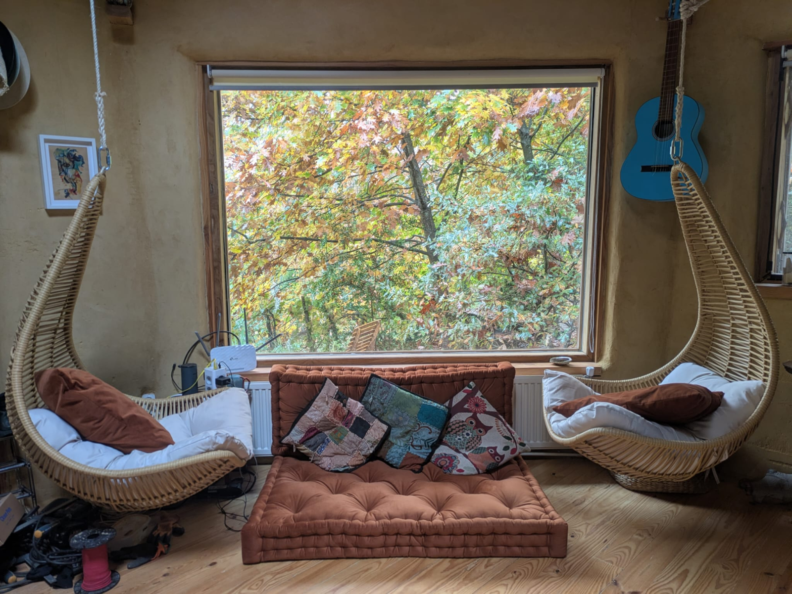 Eco-huis genesteld tussen de bomen