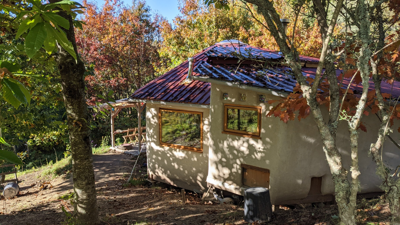 Eco-huis genesteld tussen de bomen
