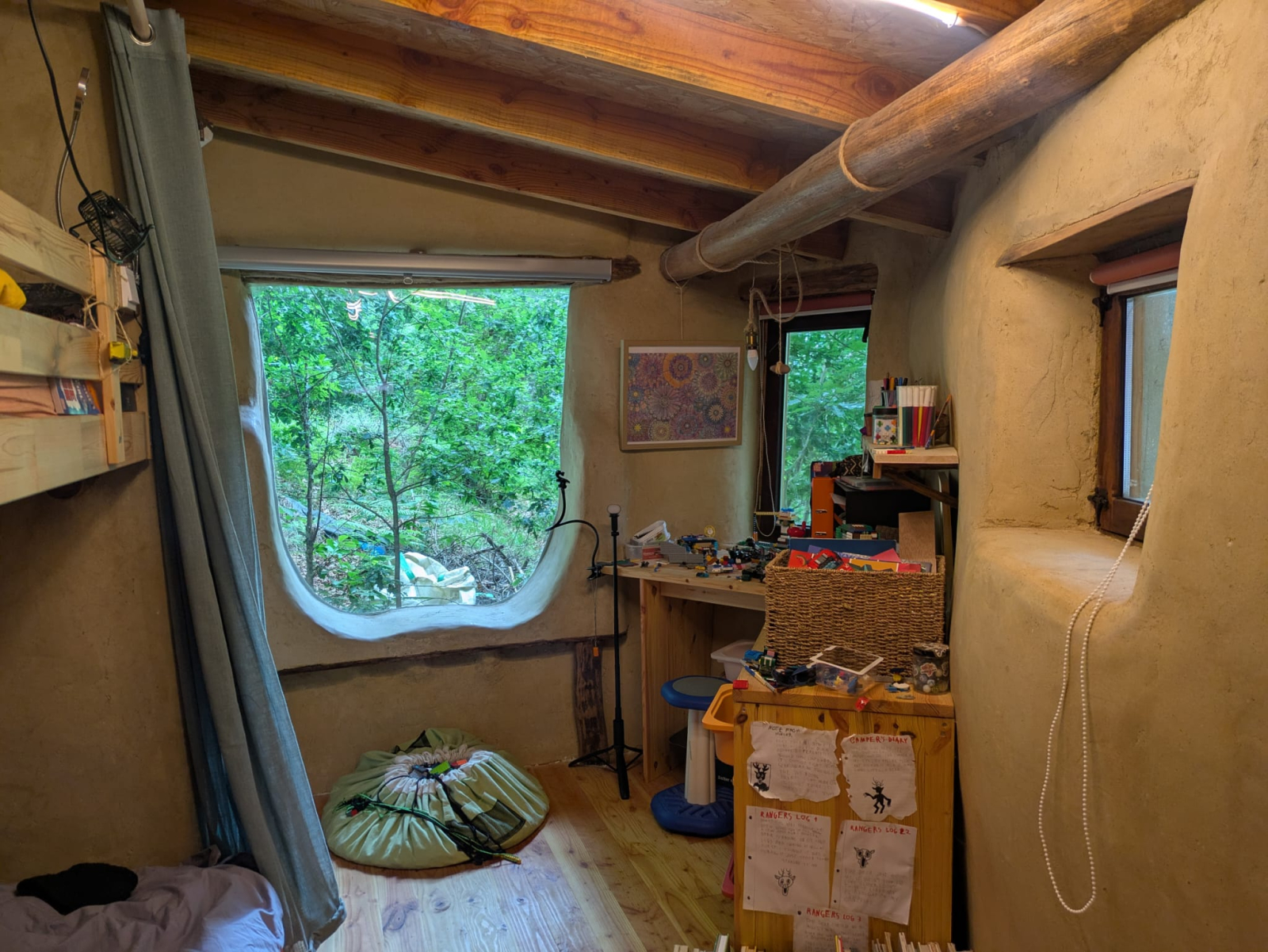 Eco-huis genesteld tussen de bomen