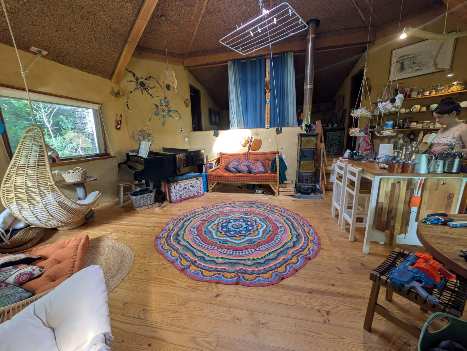 Eco-huis genesteld tussen de bomen