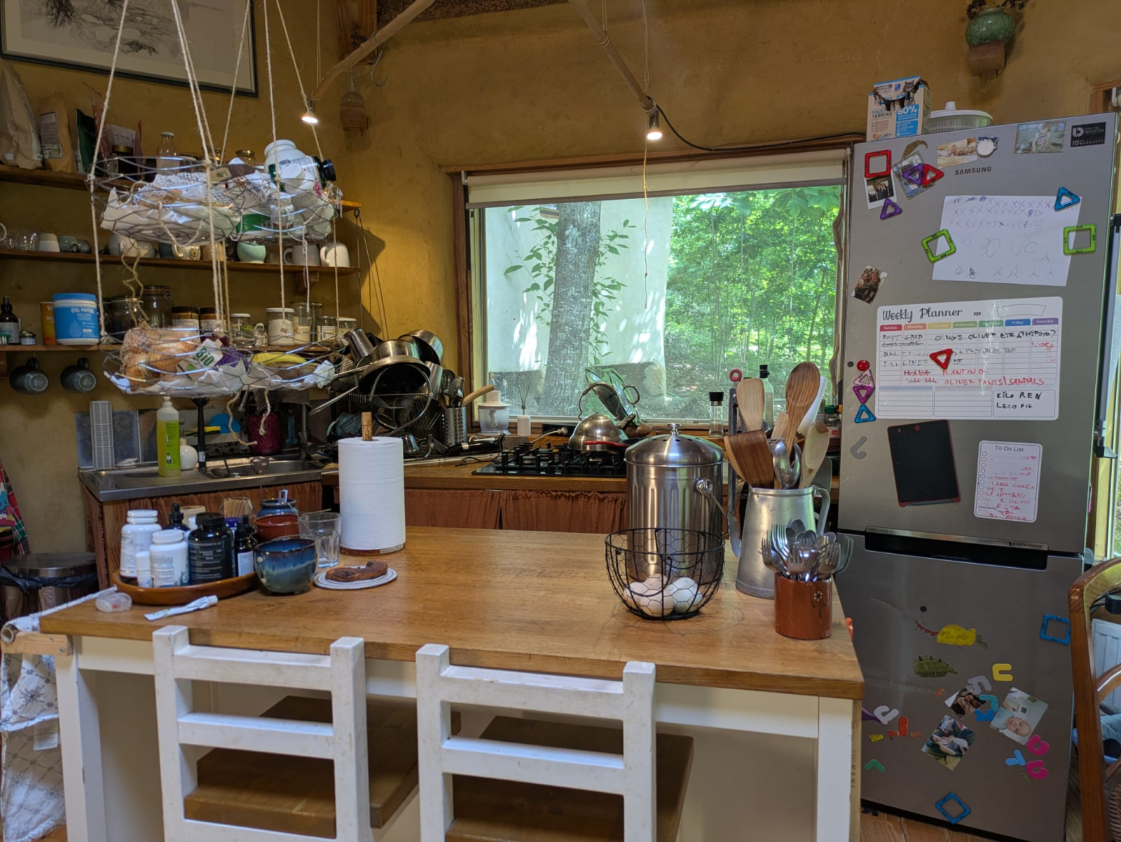 Eco-huis genesteld tussen de bomen