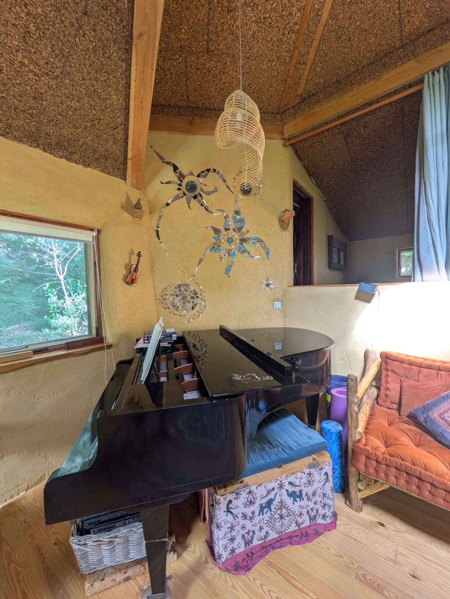 Eco-huis genesteld tussen de bomen