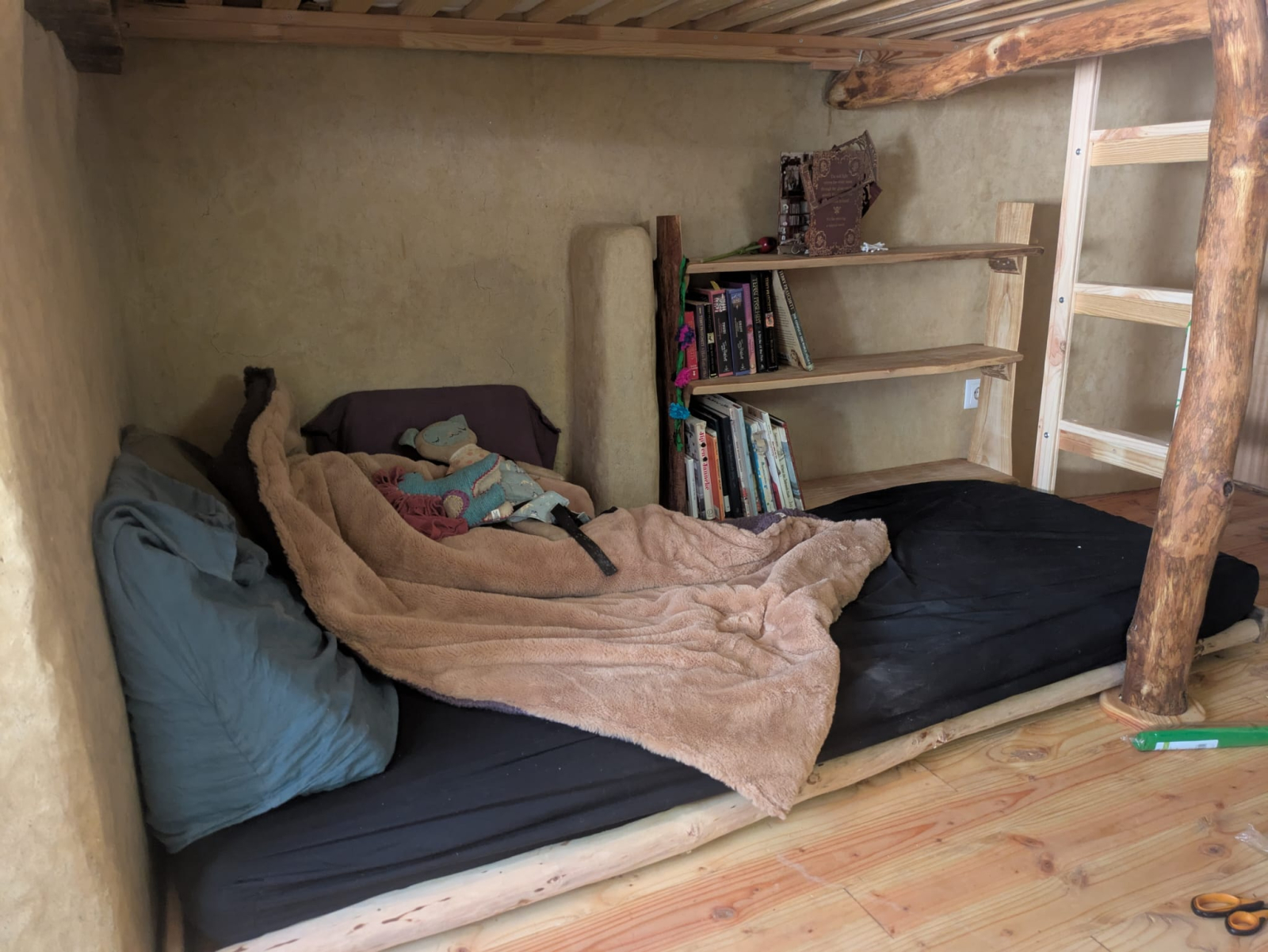 Eco-huis genesteld tussen de bomen