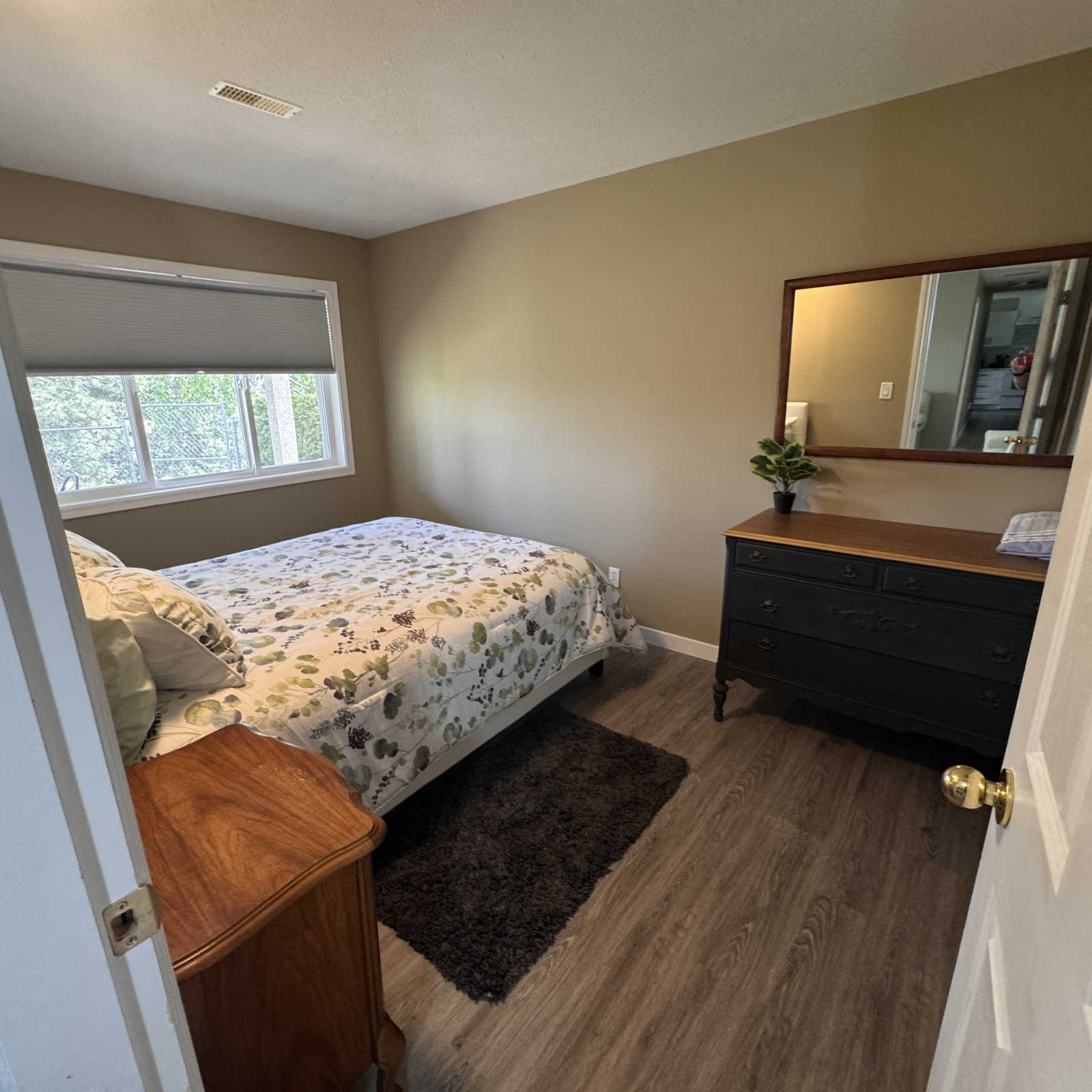 Suite moderne, confortable et lumineuse avec deux chambres.   Quartier privé et calme.
