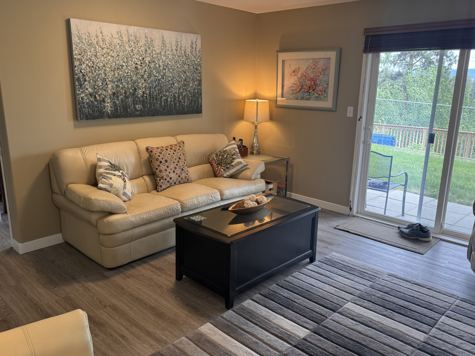 Suite moderne, confortable et lumineuse avec deux chambres.   Quartier privé et calme.