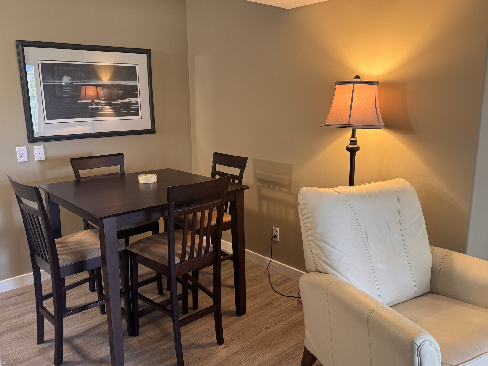 Suite moderne, confortable et lumineuse avec deux chambres.   Quartier privé et calme.