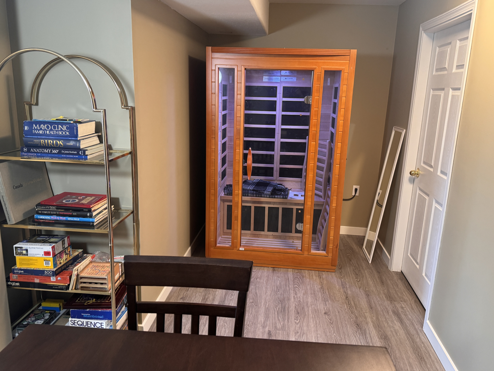 Suite moderne, confortable et lumineuse avec deux chambres.   Quartier privé et calme.