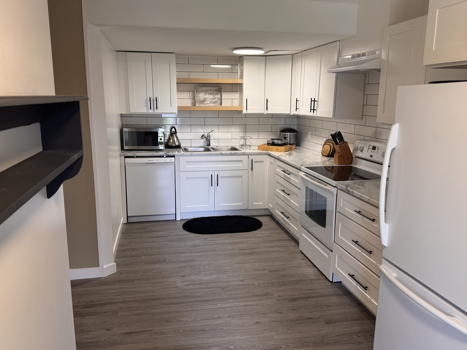 Suite moderne, confortable et lumineuse avec deux chambres.   Quartier privé et calme.