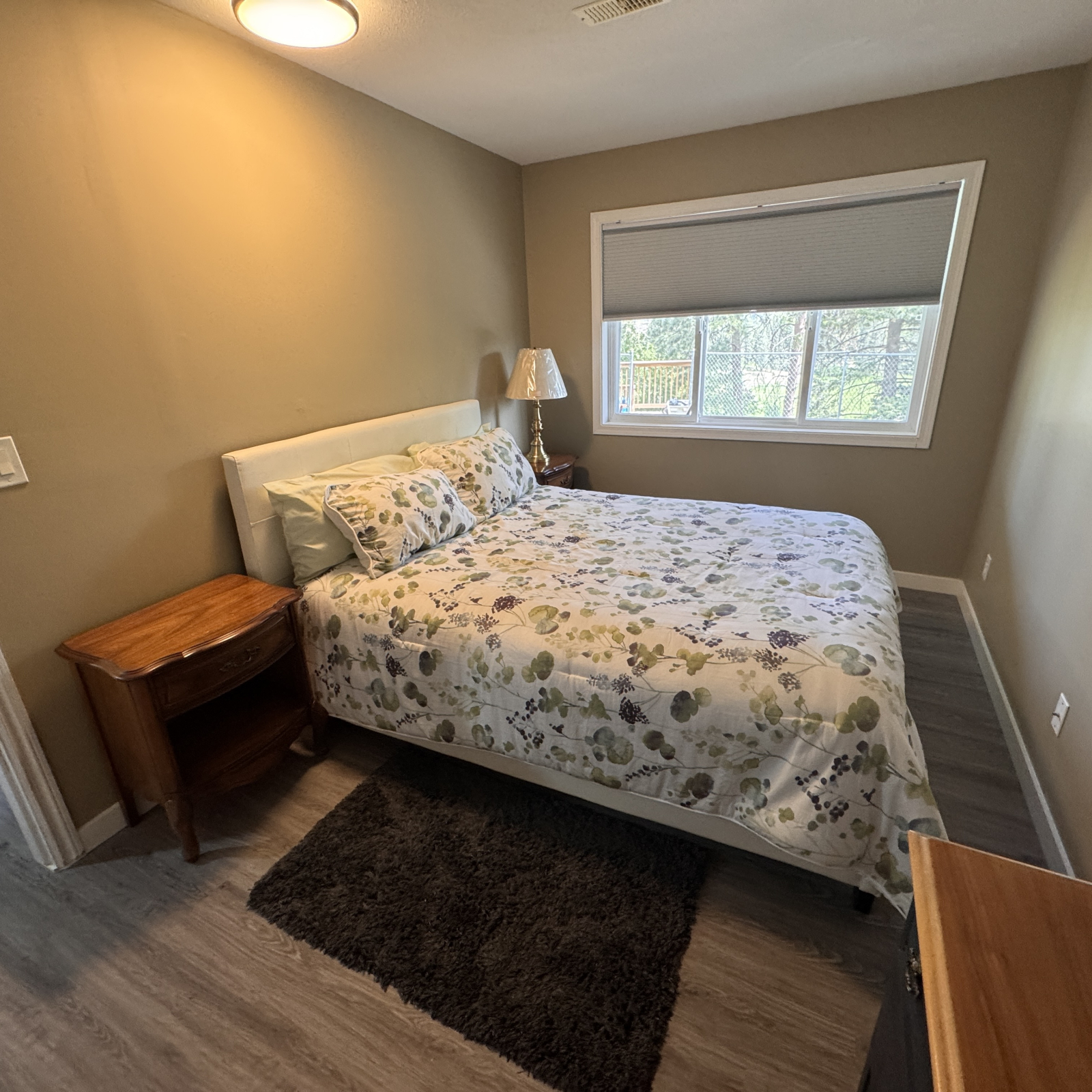 Suite moderne, confortable et lumineuse avec deux chambres.   Quartier privé et calme.