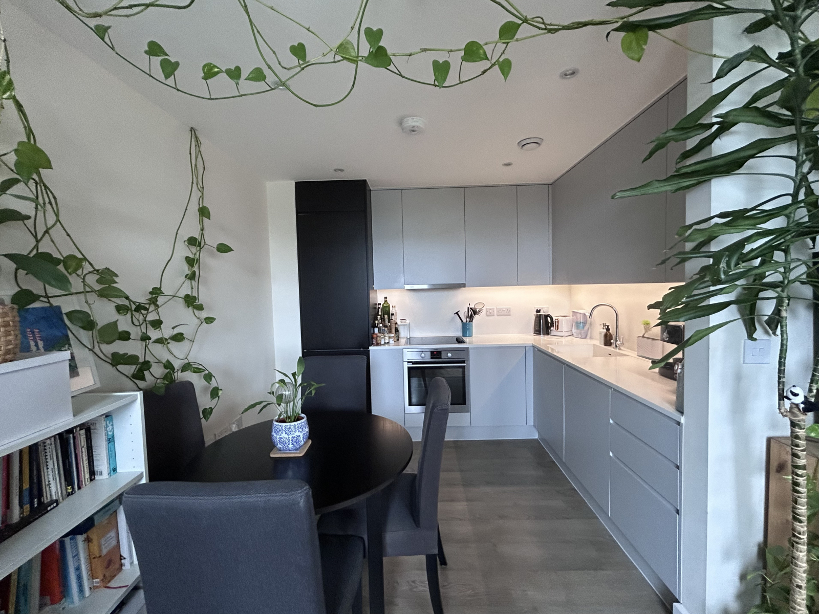 Modern apartment in East London with stunning view of city skyline - perfect for exploring the city.