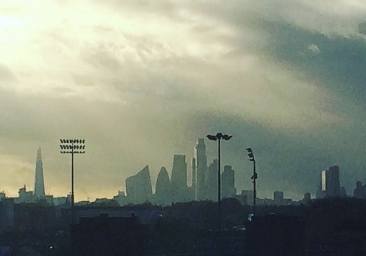 Modern apartment in East London with stunning view of city skyline - perfect for exploring the city.