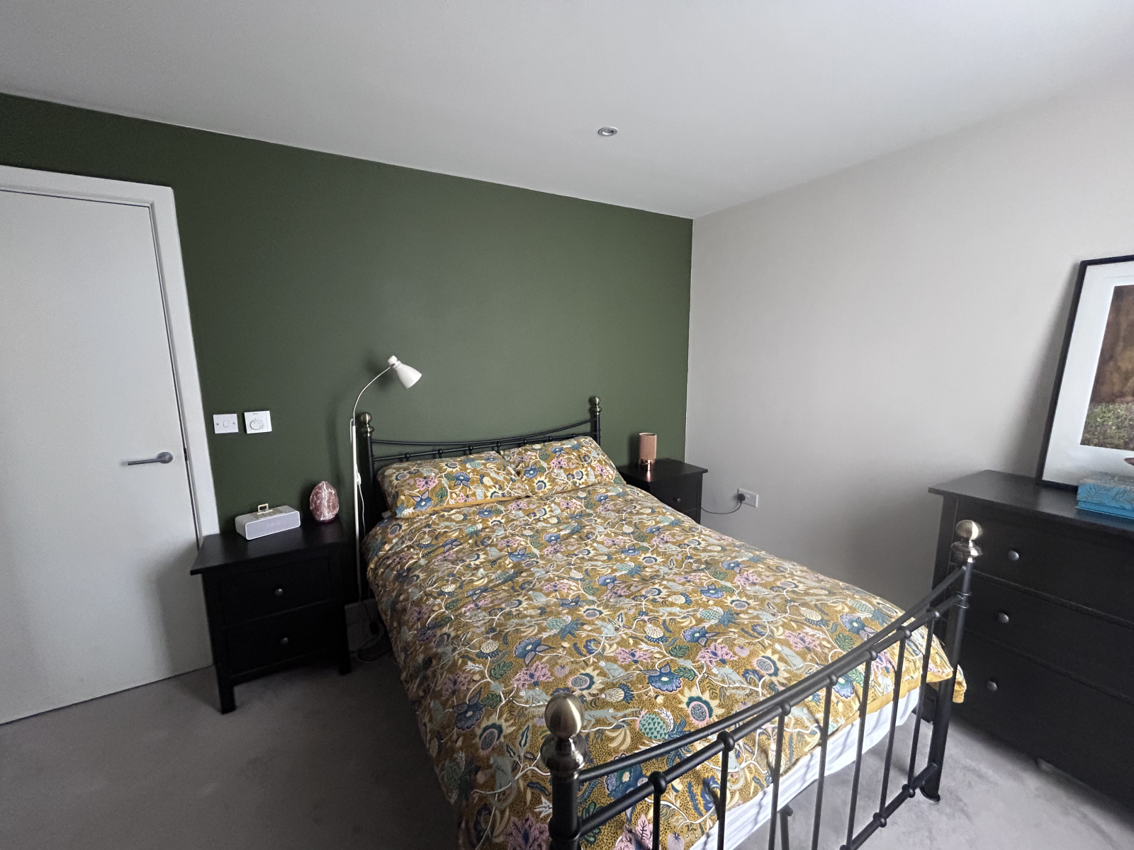 Modern apartment in East London with stunning view of city skyline - perfect for exploring the city.
