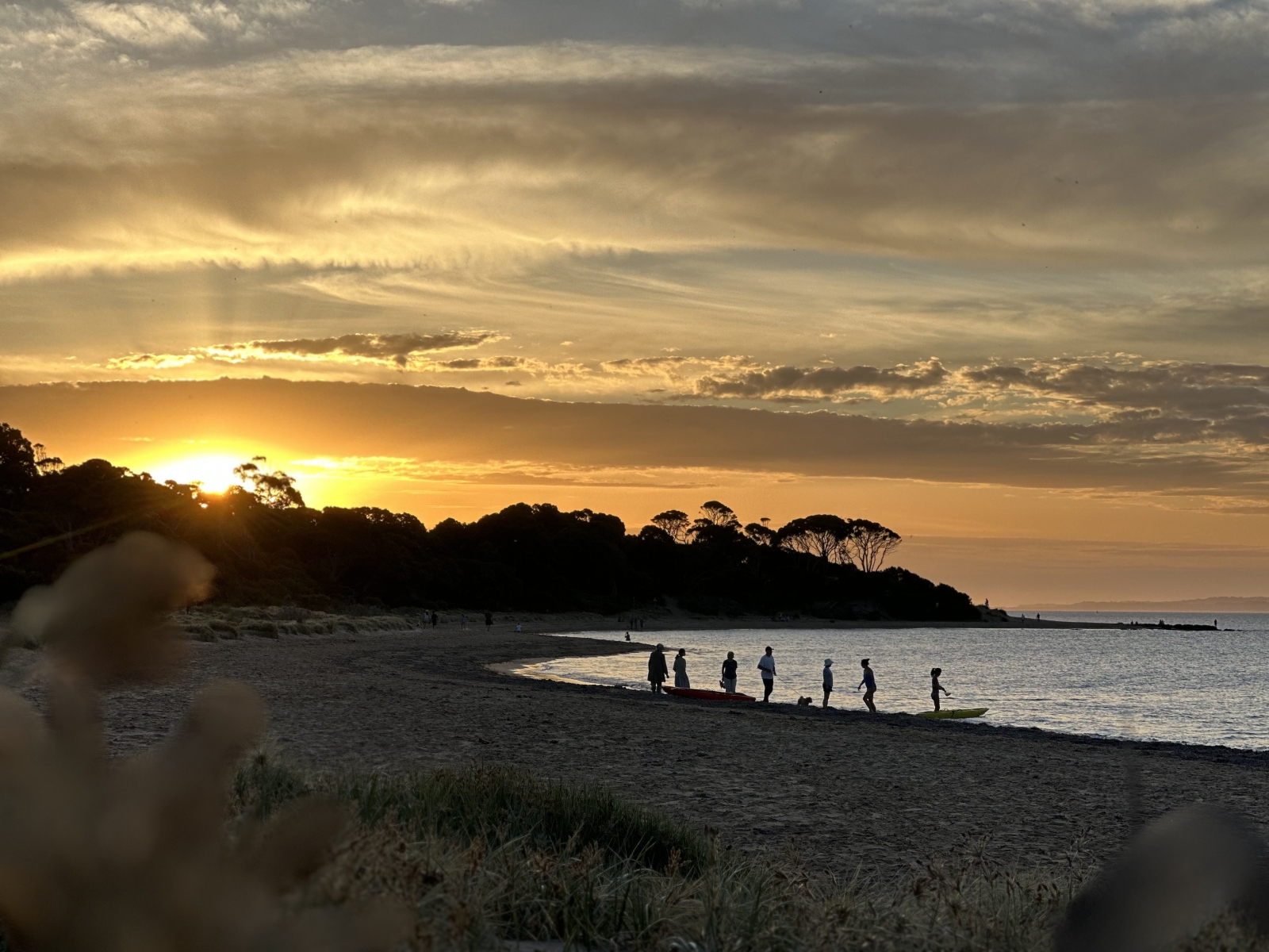 Meer und Buschland – Wasserblick, 1-2 Minuten zu Fuß zum Strand, familienfreundlich.