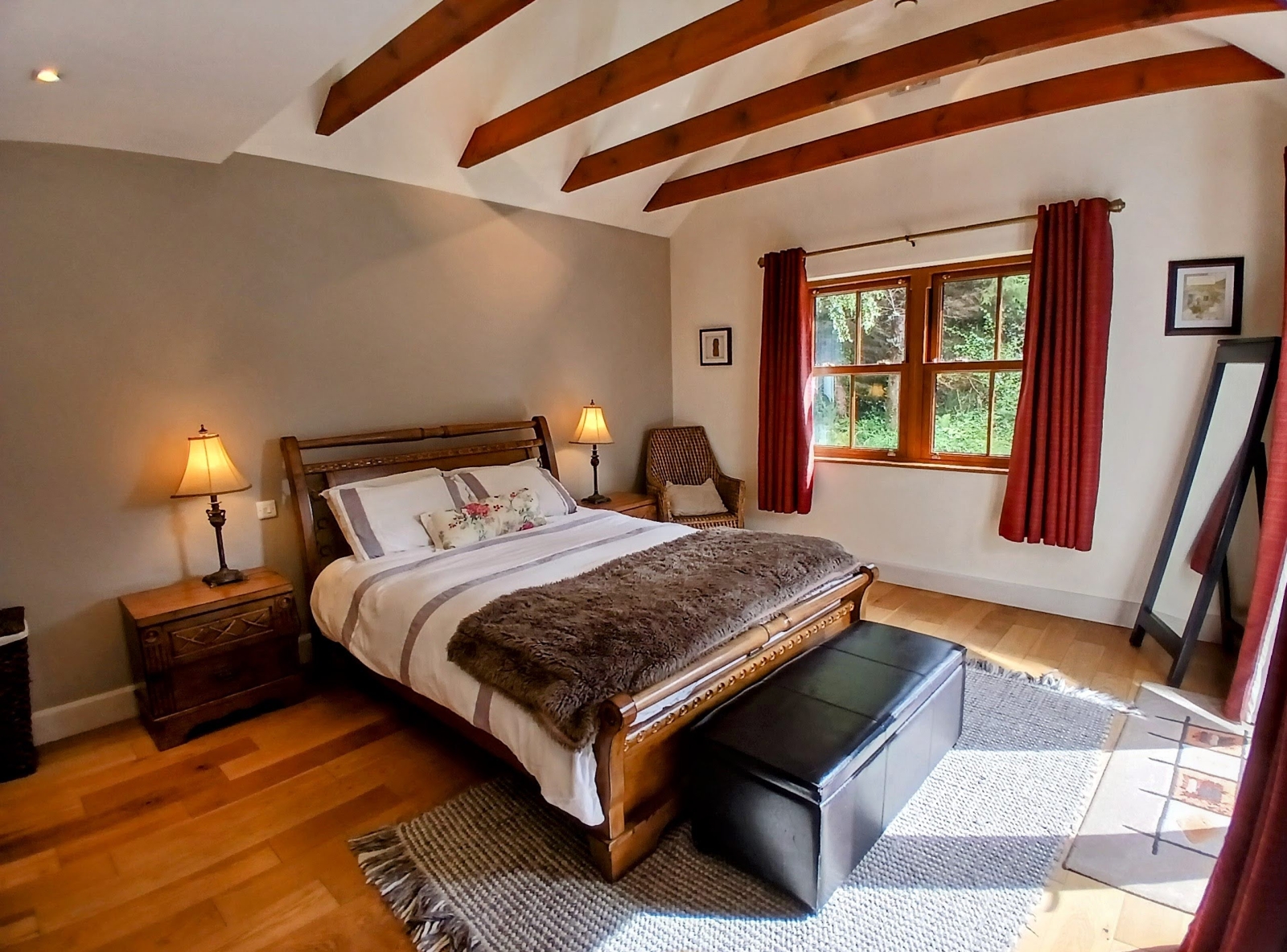 Arty Woodland Cottage met sauna aan zee