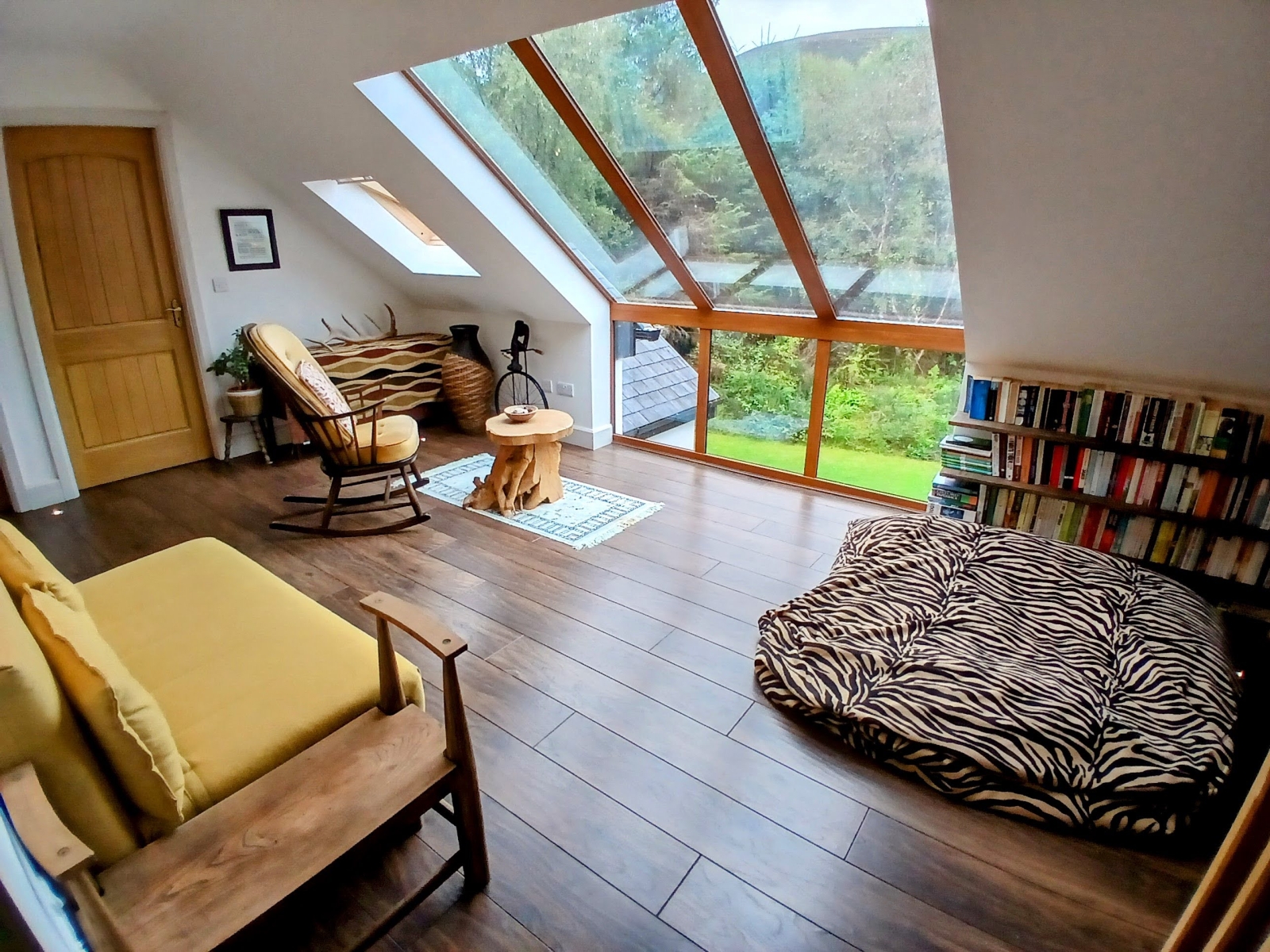 Arty Woodland Cottage met sauna aan zee