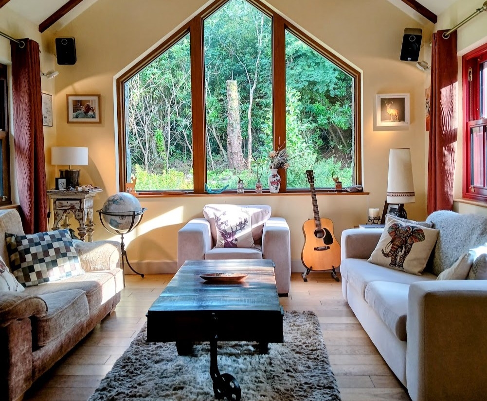 Arty Woodland Cottage met sauna aan zee